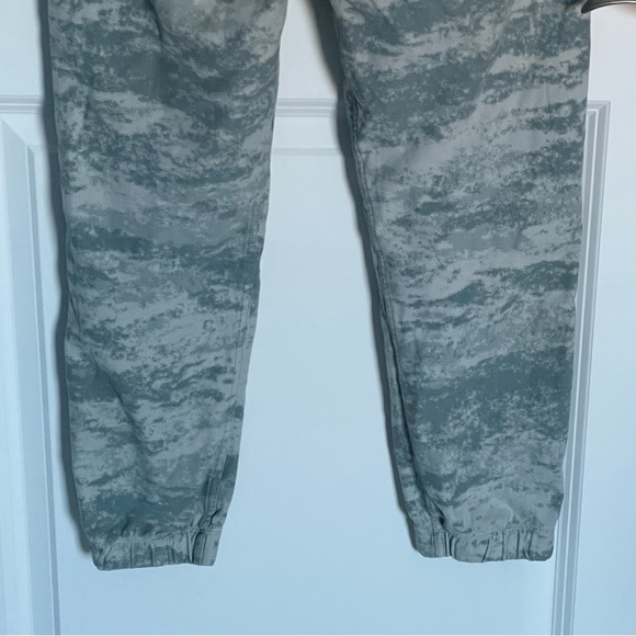 Athleta Farallon Fog Camo-Print Jogger Pants 35309 - Picture 9 of 13